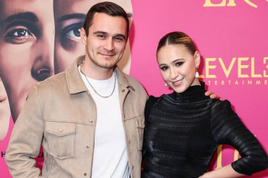 Bulgar aktör, film yapımcısı ve yetenek menajeri Julian Kostov ve Bulgar aktris Maria Bakalova, 1 Mayıs 2025 'te ABD' nin Beverly Hills kentindeki Güzel Sanatlar Tiyatrosu 'nda düzenlenen 33. Seviye Eğlence' nin Los Angeles Premiere 'sine geldiler.