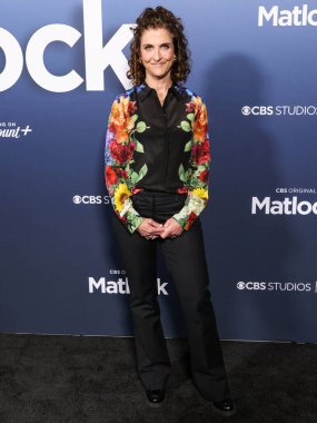 Amerikalı televizyon senaristi ve yapımcısı Jennie Snyder Urman, 5 Mayıs 2025 'te Amerika Yönetmenler Birliği' ndeki DGA Tiyatro Kompleksi 'nde düzenlenen CBS' nin 1..         