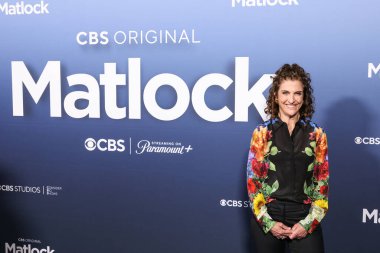 Amerikalı televizyon senaristi ve yapımcısı Jennie Snyder Urman, 5 Mayıs 2025 'te Amerika Yönetmenler Birliği' ndeki DGA Tiyatro Kompleksi 'nde düzenlenen CBS' nin 1..         