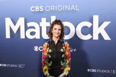 Amerikalı televizyon senaristi ve yapımcısı Jennie Snyder Urman, 5 Mayıs 2025 'te Amerika Yönetmenler Birliği' ndeki DGA Tiyatro Kompleksi 'nde düzenlenen CBS' nin 1..         