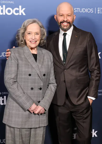 Kathy Bates ve Jon Cryer, 5 Mayıs 2025 'te Amerika Yönetmenler Birliği' ndeki DGA Tiyatro Kompleksi 'nde düzenlenen 1..     