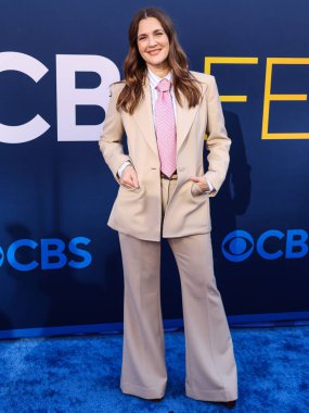 Hollywood Squares 'den Drew Barrymore, CBSFEST 2025-2026: Paramount Stüdyoları' nda 7 Mayıs 2025 'te ABD' nin Kaliforniya eyaletinin Los Angeles şehrinde düzenlenen duyuru programına ulaştı..     