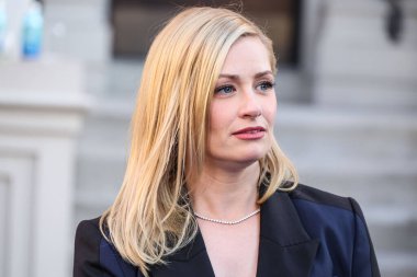 The Neighborhood 'dan Beth Behrs, CBSFEST 2025-2026: Paramount Stüdyoları' nda 7 Mayıs 2025 'te, ABD' nin Los Angeles, Kaliforniya 'da düzenlenen duyuru programına ulaştı..     