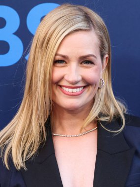 The Neighborhood 'dan Beth Behrs, CBSFEST 2025-2026: Paramount Stüdyoları' nda 7 Mayıs 2025 'te, ABD' nin Los Angeles, Kaliforniya 'da düzenlenen duyuru programına ulaştı..     