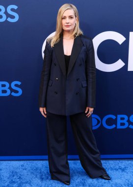 The Neighborhood 'dan Beth Behrs, CBSFEST 2025-2026: Paramount Stüdyoları' nda 7 Mayıs 2025 'te, ABD' nin Los Angeles, Kaliforniya 'da düzenlenen duyuru programına ulaştı..     