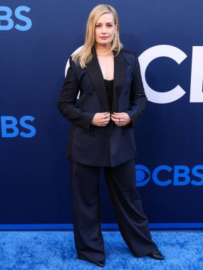 The Neighborhood 'dan Beth Behrs, CBSFEST 2025-2026: Paramount Stüdyoları' nda 7 Mayıs 2025 'te, ABD' nin Los Angeles, Kaliforniya 'da düzenlenen duyuru programına ulaştı..     