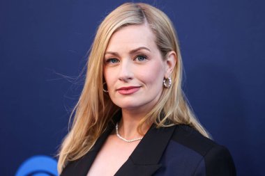 The Neighborhood 'dan Beth Behrs, CBSFEST 2025-2026: Paramount Stüdyoları' nda 7 Mayıs 2025 'te, ABD' nin Los Angeles, Kaliforniya 'da düzenlenen duyuru programına ulaştı..     