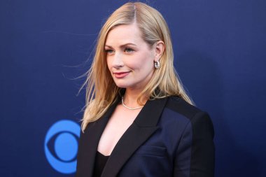 The Neighborhood 'dan Beth Behrs, CBSFEST 2025-2026: Paramount Stüdyoları' nda 7 Mayıs 2025 'te, ABD' nin Los Angeles, Kaliforniya 'da düzenlenen duyuru programına ulaştı..     