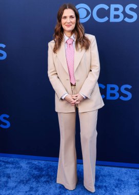 Hollywood Squares 'den Drew Barrymore, CBSFEST 2025-2026: Paramount Stüdyoları' nda 7 Mayıs 2025 'te ABD' nin Kaliforniya eyaletinin Los Angeles şehrinde düzenlenen duyuru programına ulaştı..     