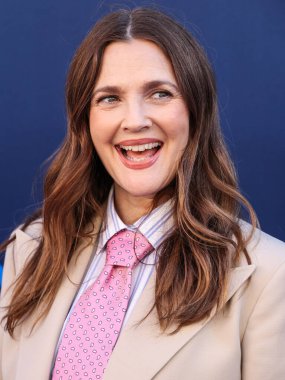 Hollywood Squares 'den Drew Barrymore, CBSFEST 2025-2026: Paramount Stüdyoları' nda 7 Mayıs 2025 'te ABD' nin Kaliforniya eyaletinin Los Angeles şehrinde düzenlenen duyuru programına ulaştı..     