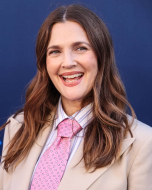 Hollywood Squares 'den Drew Barrymore, CBSFEST 2025-2026: Paramount Stüdyoları' nda 7 Mayıs 2025 'te ABD' nin Kaliforniya eyaletinin Los Angeles şehrinde düzenlenen duyuru programına ulaştı..     