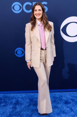 Hollywood Squares 'den Drew Barrymore, CBSFEST 2025-2026: Paramount Stüdyoları' nda 7 Mayıs 2025 'te ABD' nin Kaliforniya eyaletinin Los Angeles şehrinde düzenlenen duyuru programına ulaştı..     