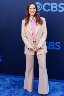 Hollywood Squares 'den Drew Barrymore, CBSFEST 2025-2026: Paramount Stüdyoları' nda 7 Mayıs 2025 'te ABD' nin Kaliforniya eyaletinin Los Angeles şehrinde düzenlenen duyuru programına ulaştı..     