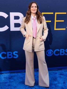 Hollywood Squares 'den Drew Barrymore, CBSFEST 2025-2026: Paramount Stüdyoları' nda 7 Mayıs 2025 'te ABD' nin Kaliforniya eyaletinin Los Angeles şehrinde düzenlenen duyuru programına ulaştı..     