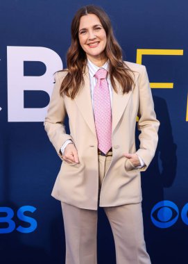 Hollywood Squares 'den Drew Barrymore, CBSFEST 2025-2026: Paramount Stüdyoları' nda 7 Mayıs 2025 'te ABD' nin Kaliforniya eyaletinin Los Angeles şehrinde düzenlenen duyuru programına ulaştı..     