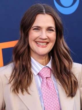 Hollywood Squares 'den Drew Barrymore, CBSFEST 2025-2026: Paramount Stüdyoları' nda 7 Mayıs 2025 'te ABD' nin Kaliforniya eyaletinin Los Angeles şehrinde düzenlenen duyuru programına ulaştı..     