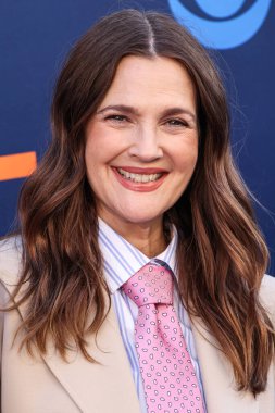 Hollywood Squares 'den Drew Barrymore, CBSFEST 2025-2026: Paramount Stüdyoları' nda 7 Mayıs 2025 'te ABD' nin Kaliforniya eyaletinin Los Angeles şehrinde düzenlenen duyuru programına ulaştı..     