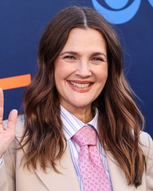 Hollywood Squares 'den Drew Barrymore, CBSFEST 2025-2026: Paramount Stüdyoları' nda 7 Mayıs 2025 'te ABD' nin Kaliforniya eyaletinin Los Angeles şehrinde düzenlenen duyuru programına ulaştı..     