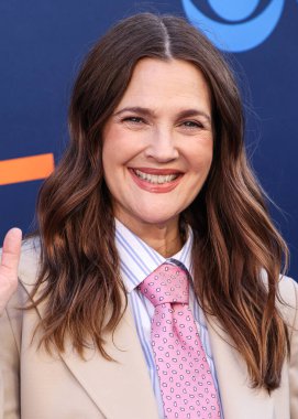 Hollywood Squares 'den Drew Barrymore, CBSFEST 2025-2026: Paramount Stüdyoları' nda 7 Mayıs 2025 'te ABD' nin Kaliforniya eyaletinin Los Angeles şehrinde düzenlenen duyuru programına ulaştı..     