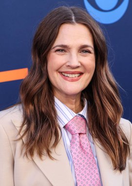 Hollywood Squares 'den Drew Barrymore, CBSFEST 2025-2026: Paramount Stüdyoları' nda 7 Mayıs 2025 'te ABD' nin Kaliforniya eyaletinin Los Angeles şehrinde düzenlenen duyuru programına ulaştı..     