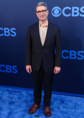 Elsbeth 'ten Jonathan Tolins, CBSFEST 2025-2026 yıllarında Paramount Stüdyoları' nda 7 Mayıs 2025 'te ABD' nin Kaliforniya eyaletinin Los Angeles şehrinde gerçekleştirilen duyuruya geldi.. 