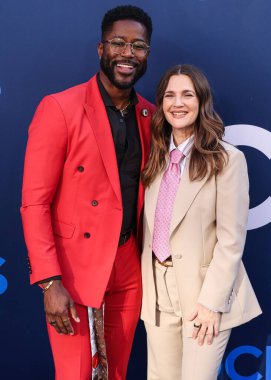 Hollywood Squares 'den Nate Burleson ve Drew Barrymore, CBSFEST 2025-2026: Paramount Stüdyoları' nda 7 Mayıs 2025 'te ABD' nin Los Angeles şehrinde düzenlenen program duyurusu. 