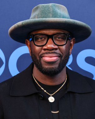 Mahalleden Sheaun McKinney, CBSFEST 2025-2026 'ya ulaştı: Paramount Stüdyoları' nda 7 Mayıs 2025 'te Los Angeles, Kaliforniya, ABD' de düzenlenen program duyurusu.