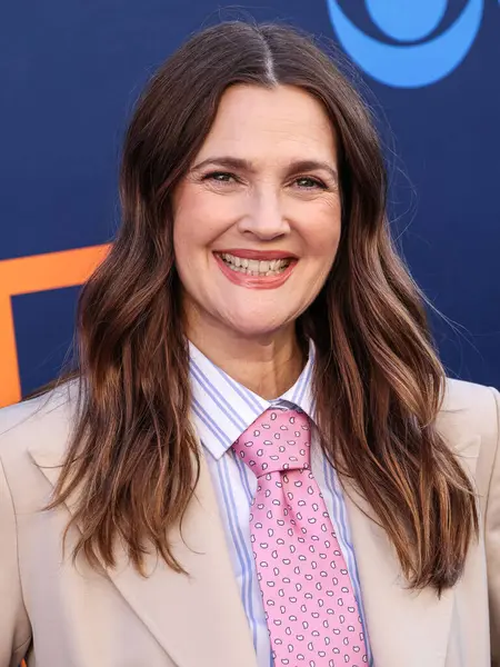 Hollywood Squares 'den Drew Barrymore, CBSFEST 2025-2026: Paramount Stüdyoları' nda 7 Mayıs 2025 'te ABD' nin Kaliforniya eyaletinin Los Angeles şehrinde düzenlenen duyuru programına ulaştı..     
