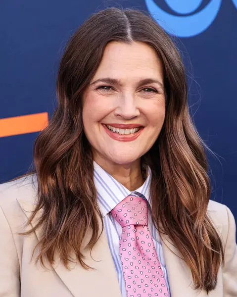 Hollywood Squares 'den Drew Barrymore, CBSFEST 2025-2026: Paramount Stüdyoları' nda 7 Mayıs 2025 'te ABD' nin Kaliforniya eyaletinin Los Angeles şehrinde düzenlenen duyuru programına ulaştı..     
