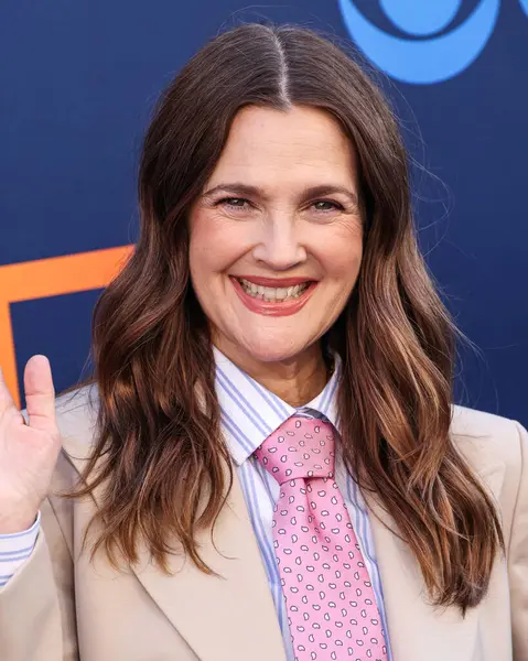 Hollywood Squares 'den Drew Barrymore, CBSFEST 2025-2026: Paramount Stüdyoları' nda 7 Mayıs 2025 'te ABD' nin Kaliforniya eyaletinin Los Angeles şehrinde düzenlenen duyuru programına ulaştı..     
