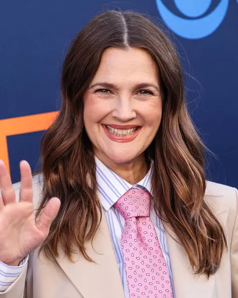 Hollywood Squares 'den Drew Barrymore, CBSFEST 2025-2026: Paramount Stüdyoları' nda 7 Mayıs 2025 'te ABD' nin Kaliforniya eyaletinin Los Angeles şehrinde düzenlenen duyuru programına ulaştı..     