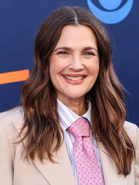 Hollywood Squares 'den Drew Barrymore, CBSFEST 2025-2026: Paramount Stüdyoları' nda 7 Mayıs 2025 'te ABD' nin Kaliforniya eyaletinin Los Angeles şehrinde düzenlenen duyuru programına ulaştı..     