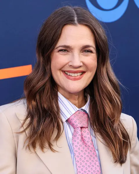 Hollywood Squares 'den Drew Barrymore, CBSFEST 2025-2026: Paramount Stüdyoları' nda 7 Mayıs 2025 'te ABD' nin Kaliforniya eyaletinin Los Angeles şehrinde düzenlenen duyuru programına ulaştı..     