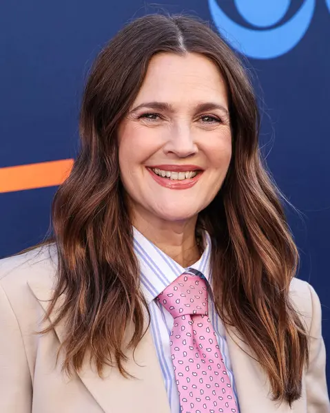 Hollywood Squares 'den Drew Barrymore, CBSFEST 2025-2026: Paramount Stüdyoları' nda 7 Mayıs 2025 'te ABD' nin Kaliforniya eyaletinin Los Angeles şehrinde düzenlenen duyuru programına ulaştı..     