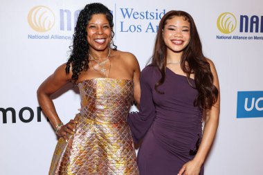 Robyn Simpson Reid ve kızı / Amerikalı aktris Storm Reid, 8 Mayıs 2025 'te Beverly Hills Hotel' de düzenlenen Maybelline tarafından sunulan Ulusal Akıl Hastalıkları Birliği (NAMI) 2025 Akıl Sağlığı Galasına geldiler..