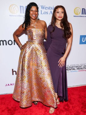 Robyn Simpson Reid ve kızı / Amerikalı aktris Storm Reid, 8 Mayıs 2025 'te Beverly Hills Hotel' de düzenlenen Maybelline tarafından sunulan Ulusal Akıl Hastalıkları Birliği (NAMI) 2025 Akıl Sağlığı Galasına geldiler..