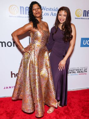 Robyn Simpson Reid ve kızı / Amerikalı aktris Storm Reid, 8 Mayıs 2025 'te Beverly Hills Hotel' de düzenlenen Maybelline tarafından sunulan Ulusal Akıl Hastalıkları Birliği (NAMI) 2025 Akıl Sağlığı Galasına geldiler..