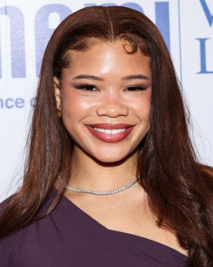 Amerikalı aktris Storm Reid, 8 Mayıs 2025 'te Beverly Hills Hotel' de düzenlenen Maybelline tarafından sunulan Ulusal Akıl Hastalıkları Birliği (NAMI) 2025 Akıl Sağlığı Galasına geldi..     