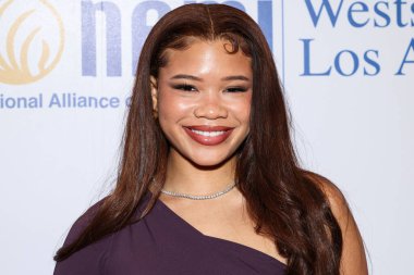 Amerikalı aktris Storm Reid, 8 Mayıs 2025 'te Beverly Hills Hotel' de düzenlenen Maybelline tarafından sunulan Ulusal Akıl Hastalıkları Birliği (NAMI) 2025 Akıl Sağlığı Galasına geldi..     