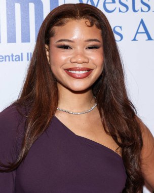 Amerikalı aktris Storm Reid, 8 Mayıs 2025 'te Beverly Hills Hotel' de düzenlenen Maybelline tarafından sunulan Ulusal Akıl Hastalıkları Birliği (NAMI) 2025 Akıl Sağlığı Galasına geldi..     