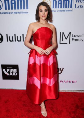 Amerikalı hemşire ve Taylor Lautner 'ın eşi Tay Lautner (Taylor Dome Lautner), Maybelline tarafından sunulan Ulusal Akıl Hastalıkları Birliği (NAMI) 2025 Akıl Sağlığı Galasına 8 Mayıs 2025 tarihinde ABD' nin Los Angeles kentinde geldi.. 