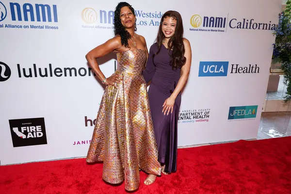 Robyn Simpson Reid ve kızı / Amerikalı aktris Storm Reid, 8 Mayıs 2025 'te Beverly Hills Hotel' de düzenlenen Maybelline tarafından sunulan Ulusal Akıl Hastalıkları Birliği (NAMI) 2025 Akıl Sağlığı Galasına geldiler..
