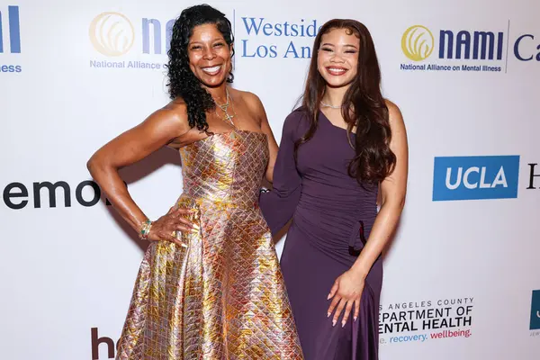 Robyn Simpson Reid ve kızı / Amerikalı aktris Storm Reid, 8 Mayıs 2025 'te Beverly Hills Hotel' de düzenlenen Maybelline tarafından sunulan Ulusal Akıl Hastalıkları Birliği (NAMI) 2025 Akıl Sağlığı Galasına geldiler.