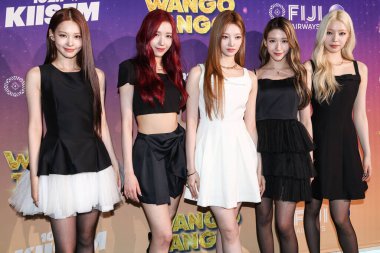 Chenyu (Zhu Chenyu), Miche (Chen Jiayi), Shijie (Li Shijie), Kat (Chen Jiachen), Quchang (Qu Chang) Çinli kız grubu A2O MAY iHeartRadio 102.7 KIIS FM Wango 2025 Huntington City Beach 'de düzenlenen Fiji Airways tarafından sunulmaktadır. 