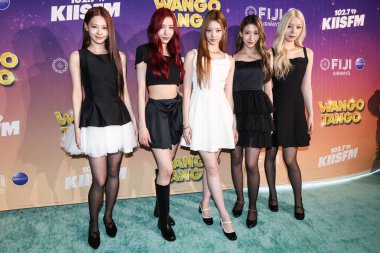 Chenyu (Zhu Chenyu), Miche (Chen Jiayi), Shijie (Li Shijie), Kat (Chen Jiachen), Quchang (Qu Chang) Çinli kız grubu A2O MAY iHeartRadio 102.7 KIIS FM Wango 2025 Huntington City Beach 'de düzenlenen Fiji Airways tarafından sunulmaktadır. 