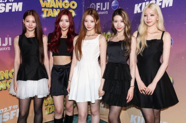 Chenyu (Zhu Chenyu), Miche (Chen Jiayi), Shijie (Li Shijie), Kat (Chen Jiachen), Quchang (Qu Chang) Çinli kız grubu A2O MAY iHeartRadio 102.7 KIIS FM Wango 2025 Huntington City Beach 'de düzenlenen Fiji Airways tarafından sunulmaktadır. 