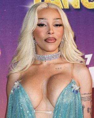Amerikalı rapçi ve şarkıcı Doja Cat (Amala Ratna Zandile Dlamini) 10 Mayıs 2025 tarihinde Huntington City Beach, Orange County, California, ABD 'de düzenlenen Fiji Airways tarafından sunulan iHeartRadio 102.7 KIIS FM Wango 2025' e ulaştı..