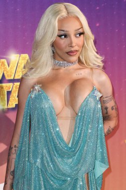 Amerikalı rapçi ve şarkıcı Doja Cat (Amala Ratna Zandile Dlamini) 10 Mayıs 2025 tarihinde Huntington City Beach, Orange County, California, ABD 'de düzenlenen Fiji Airways tarafından sunulan iHeartRadio 102.7 KIIS FM Wango 2025' e ulaştı..