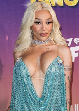 Amerikalı rapçi ve şarkıcı Doja Cat (Amala Ratna Zandile Dlamini) 10 Mayıs 2025 tarihinde Huntington City Beach, Orange County, California, ABD 'de düzenlenen Fiji Airways tarafından sunulan iHeartRadio 102.7 KIIS FM Wango 2025' e ulaştı..