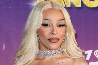 Amerikalı rapçi ve şarkıcı Doja Cat (Amala Ratna Zandile Dlamini) 10 Mayıs 2025 tarihinde Huntington City Beach, Orange County, California, ABD 'de düzenlenen Fiji Airways tarafından sunulan iHeartRadio 102.7 KIIS FM Wango 2025' e ulaştı..